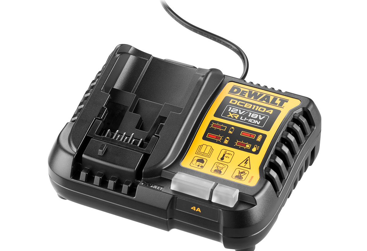 Ο ταχυφορτιστής Dewalt DCB1104-QW σε κοντινή λήψη.